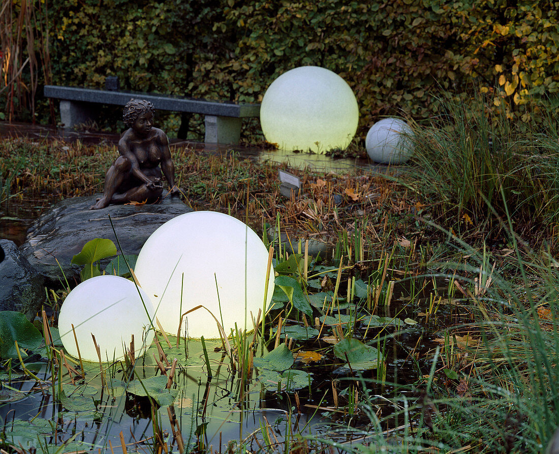 Illuminating balls as garden lighting in the pond
