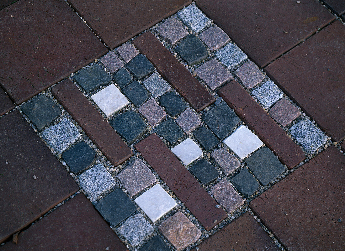 Mosaik aus verschiedenfarbigen kleinen Pflastersteinen