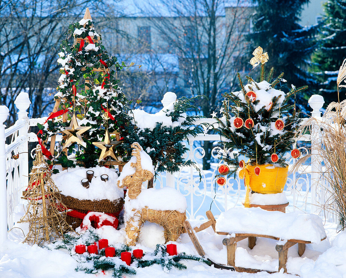 Weihnachtlich geschmückter Balkon