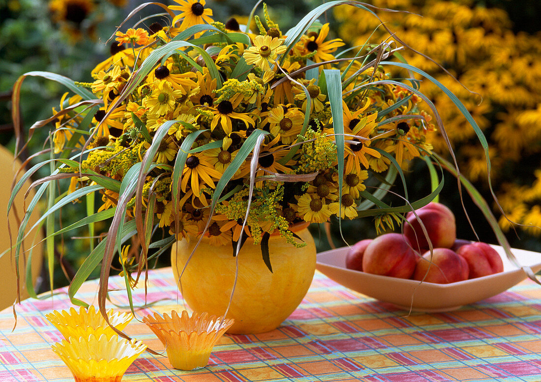 Strauß aus Rudbeckia, Miscantus, Solidago