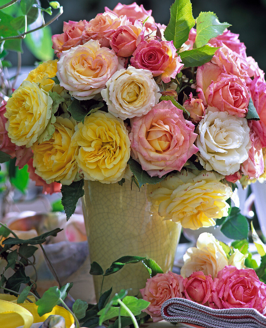 Bouquet with cordial roses 'Goldy' (yellow), 'champagne' (cream)