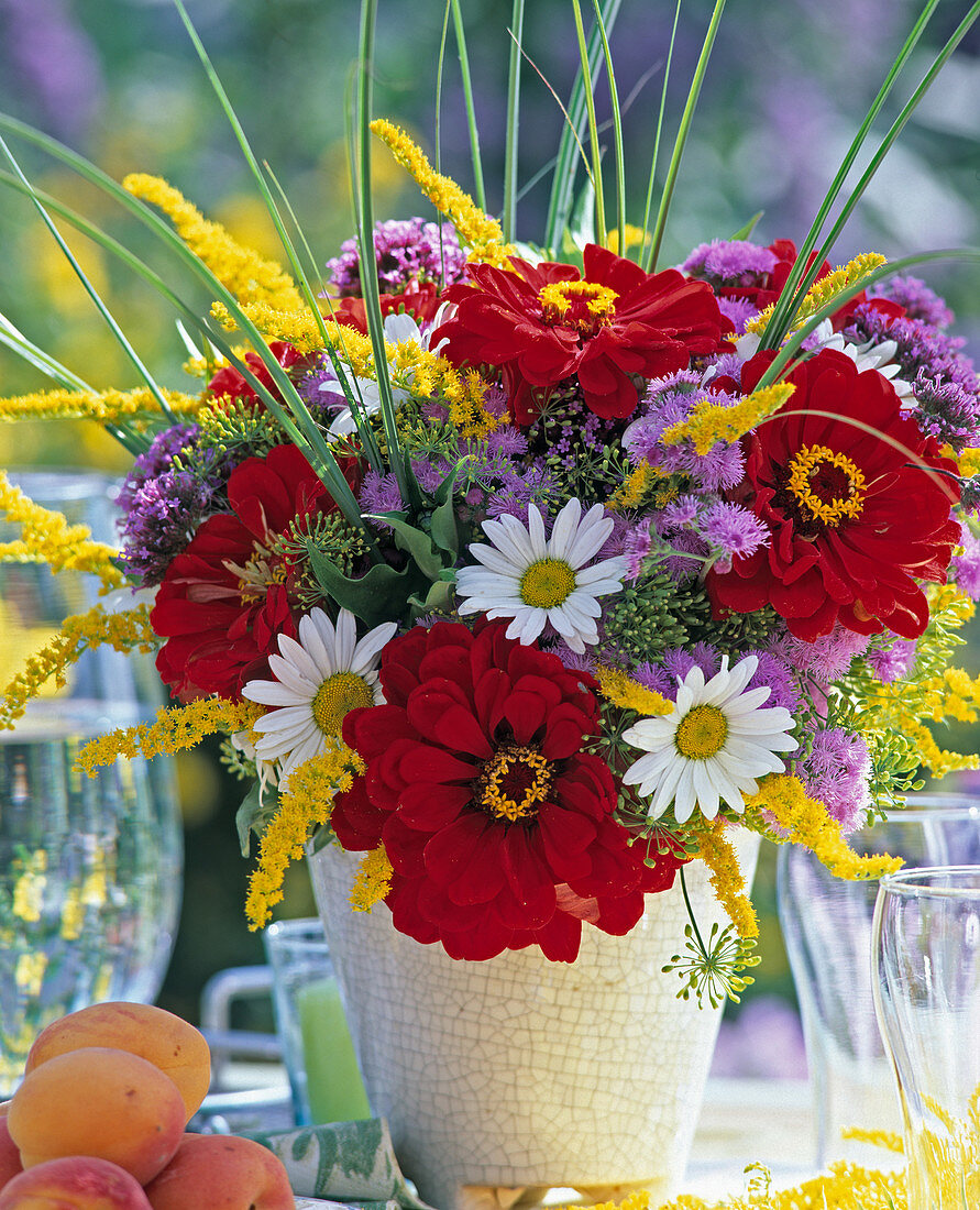 Strauß mit Zinnien, Margeriten, Solidago / Goldrute, Ageratum