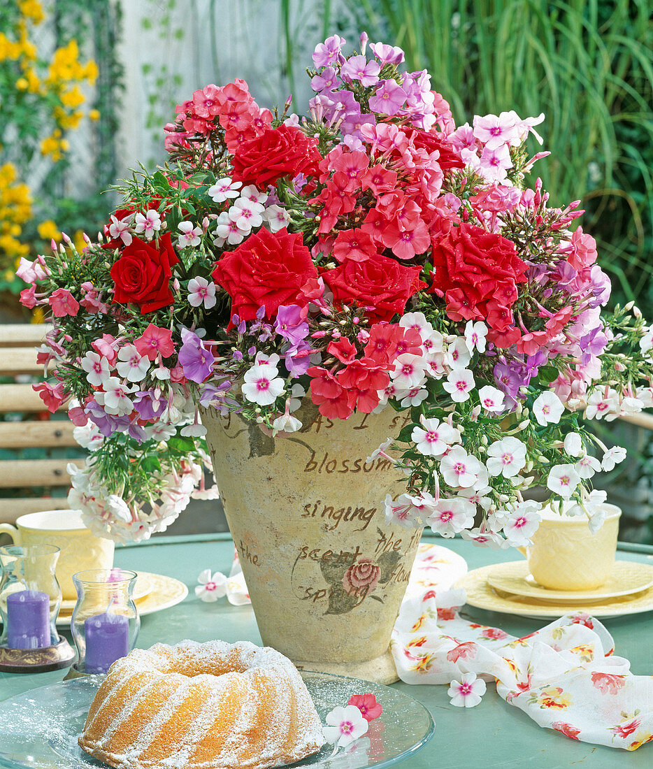 Strauß mit Rosen und Phlox (Flammenblume)