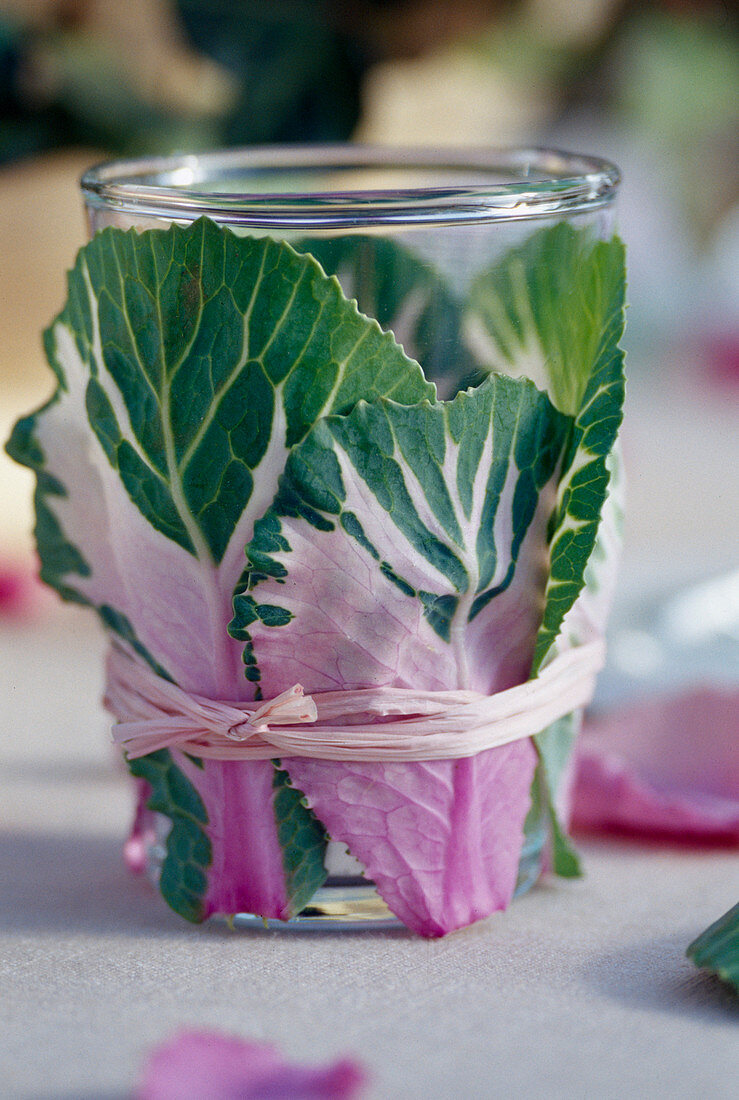 Windlichtglas mit Brassica / Zierkohlblätter und Bast umwickelt