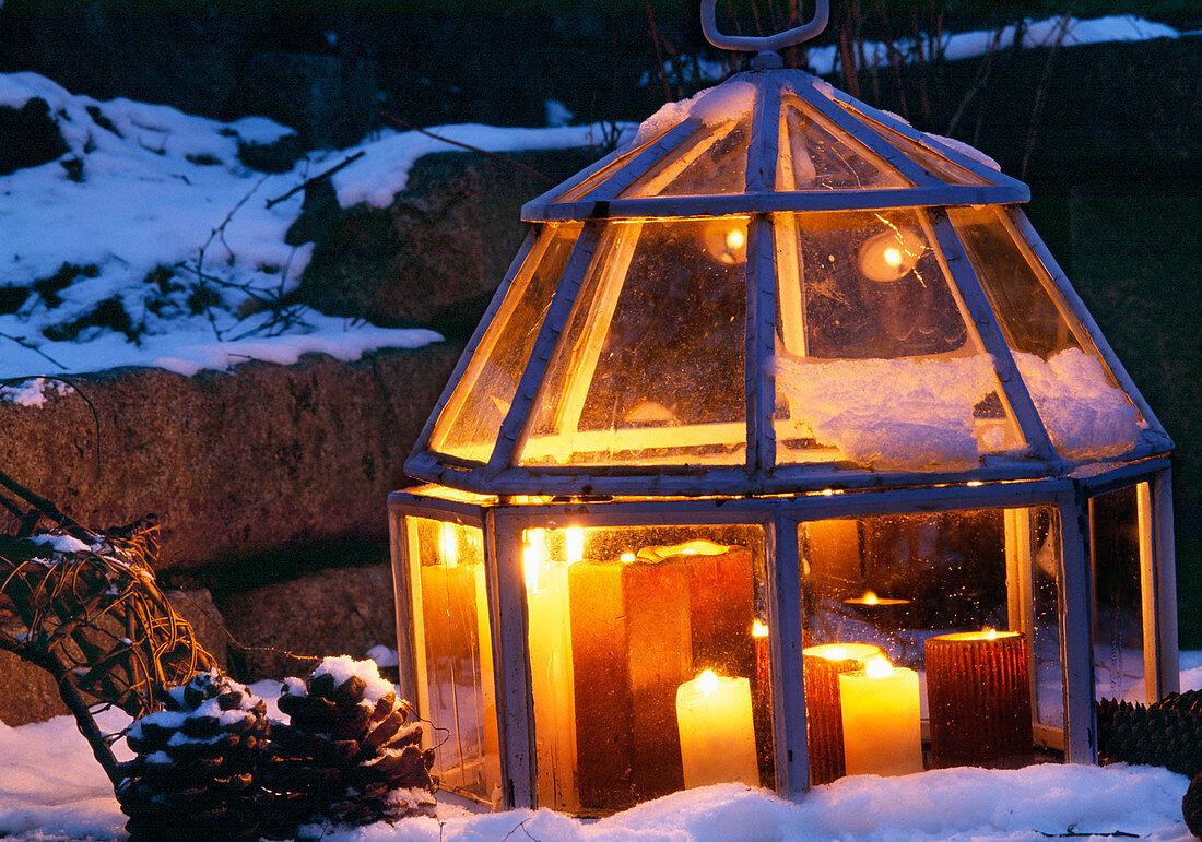 Miniglasgewächshaus (Cloches) als Windlicht auf der Terrasse