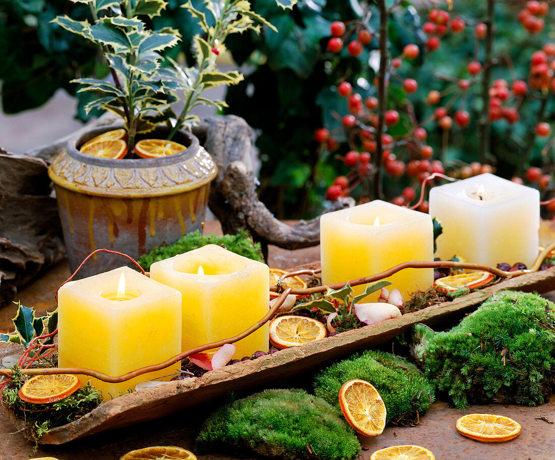 Ziegelregenrinne mit 4 Kerzen, Orangenscheiben, Ilex / Stechpalme, Moos, Beeren