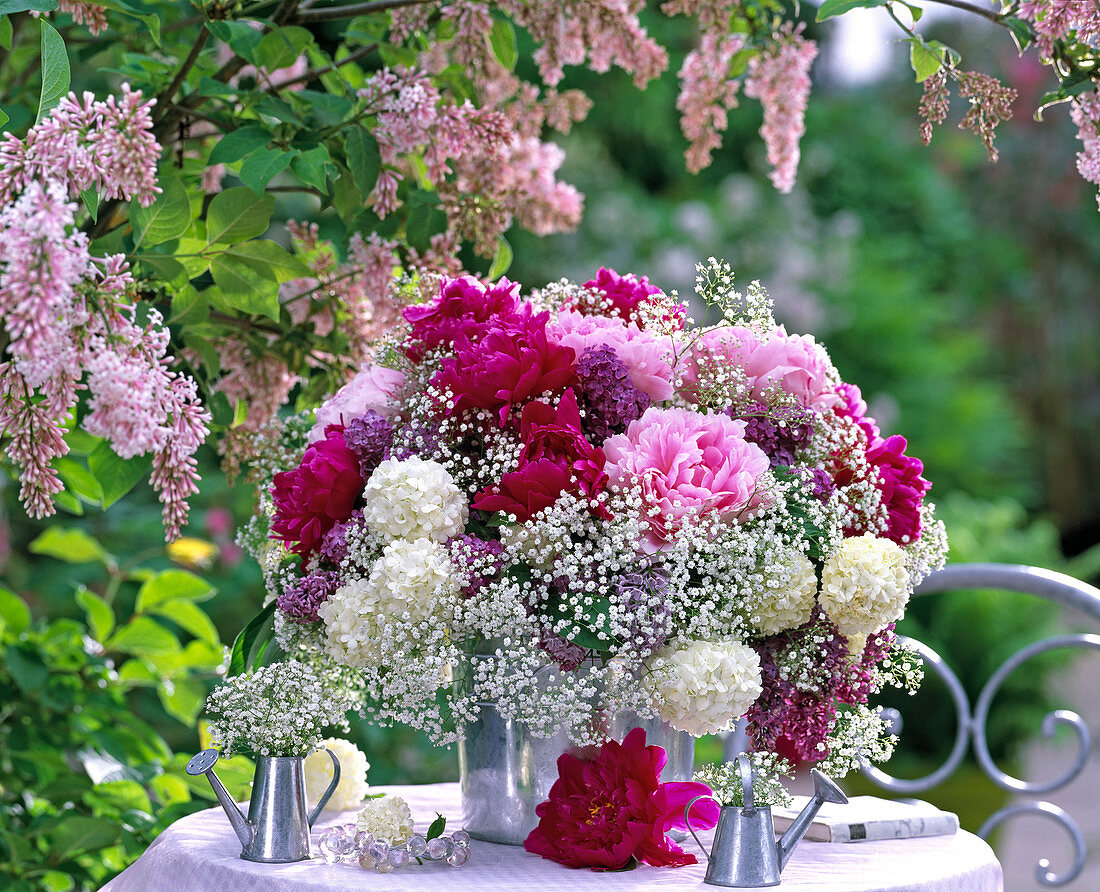 Paeonia / Pfingstrosen, Gypsophila / Schleierkraut, Viburnum