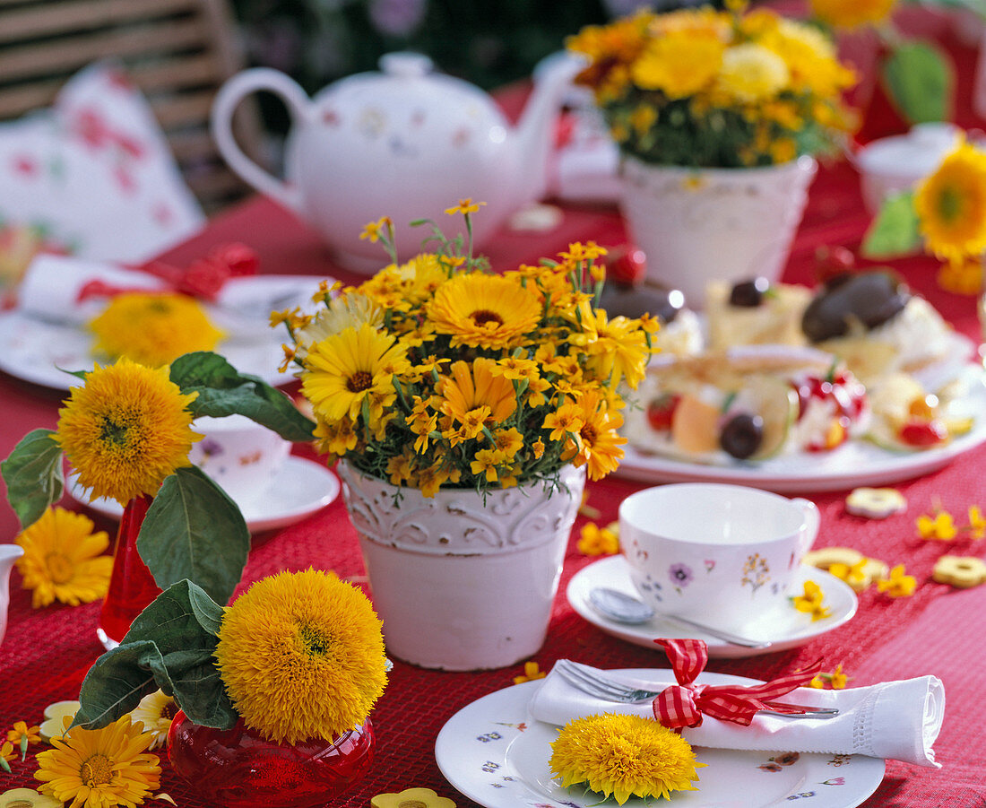 Summer Table Decoration, Calendula (Marigold), Helianthus