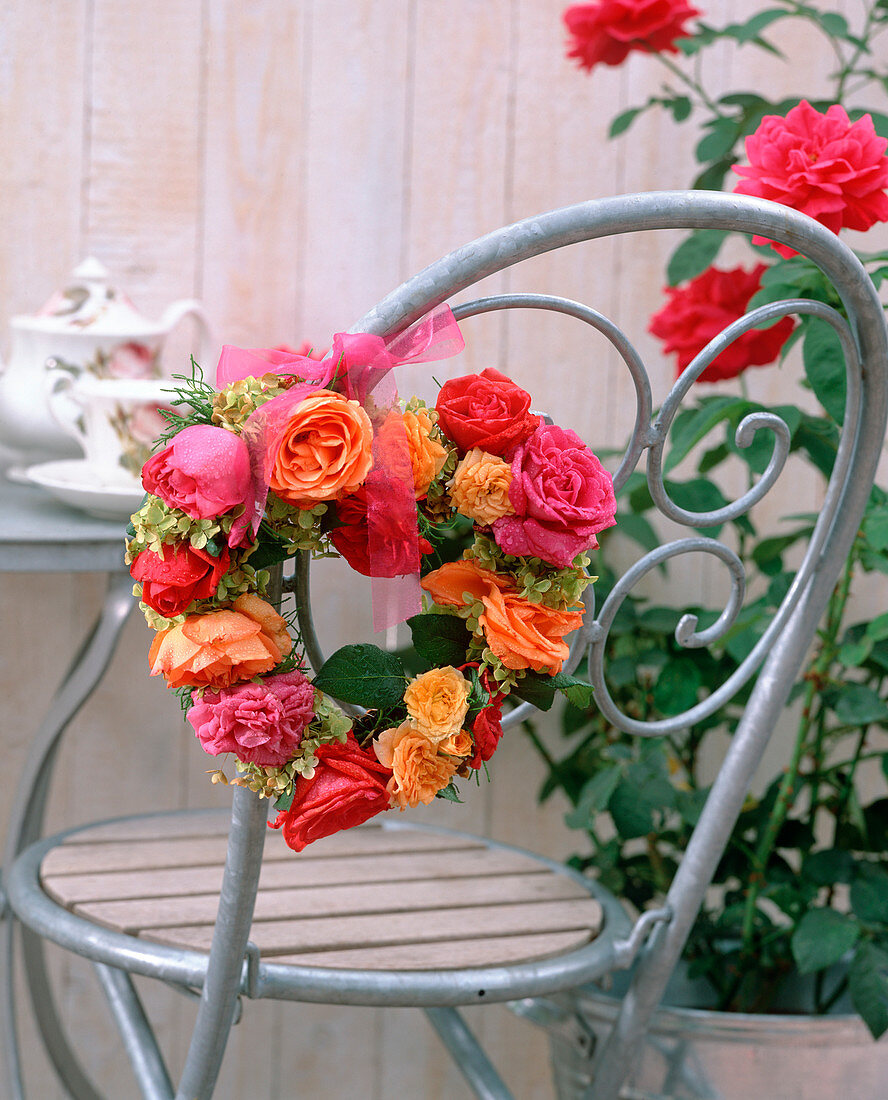 Wire heart with rose petals and hydrangea (hydrangea)