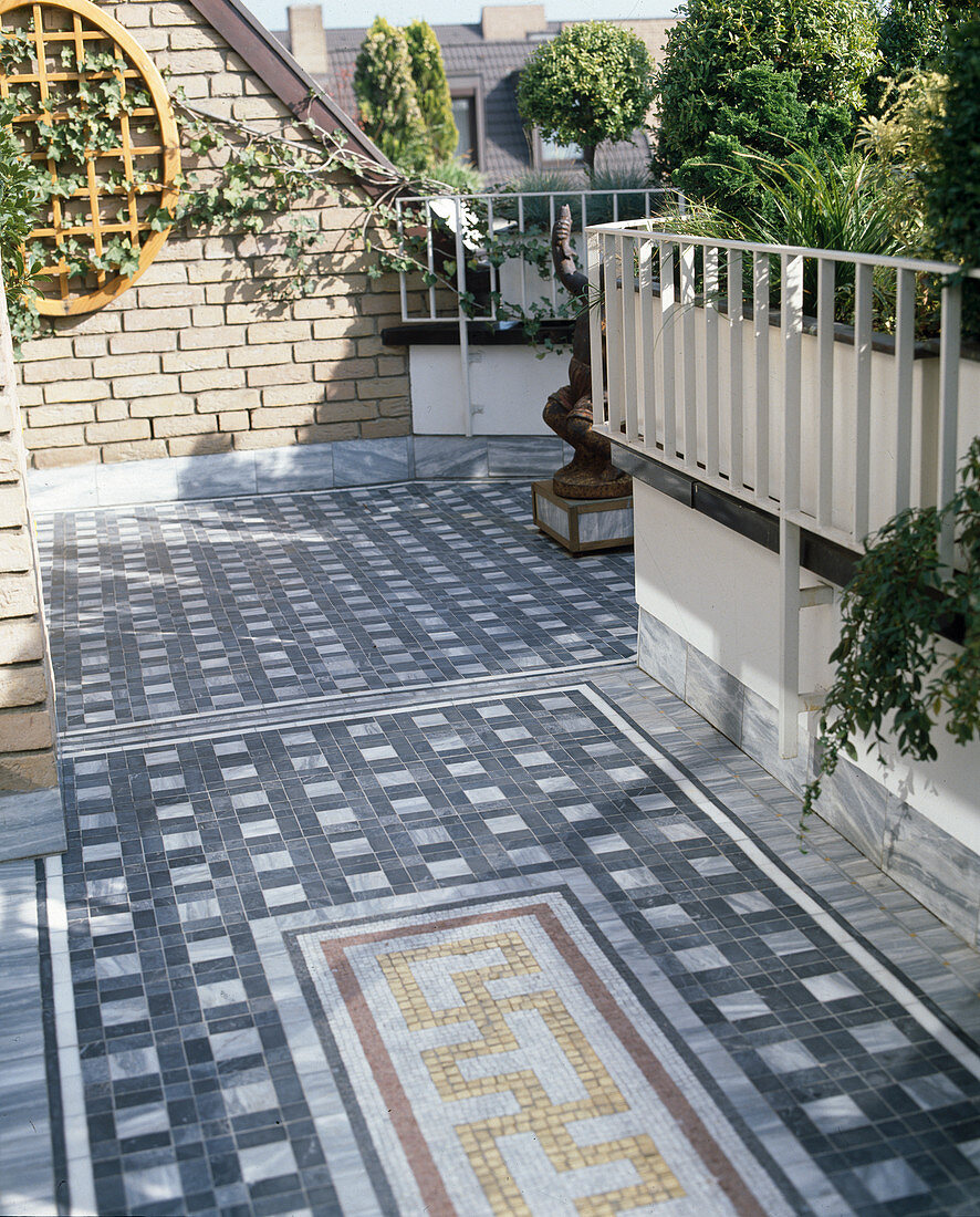 Dachterrasse mit Mosaik-Pflasterung