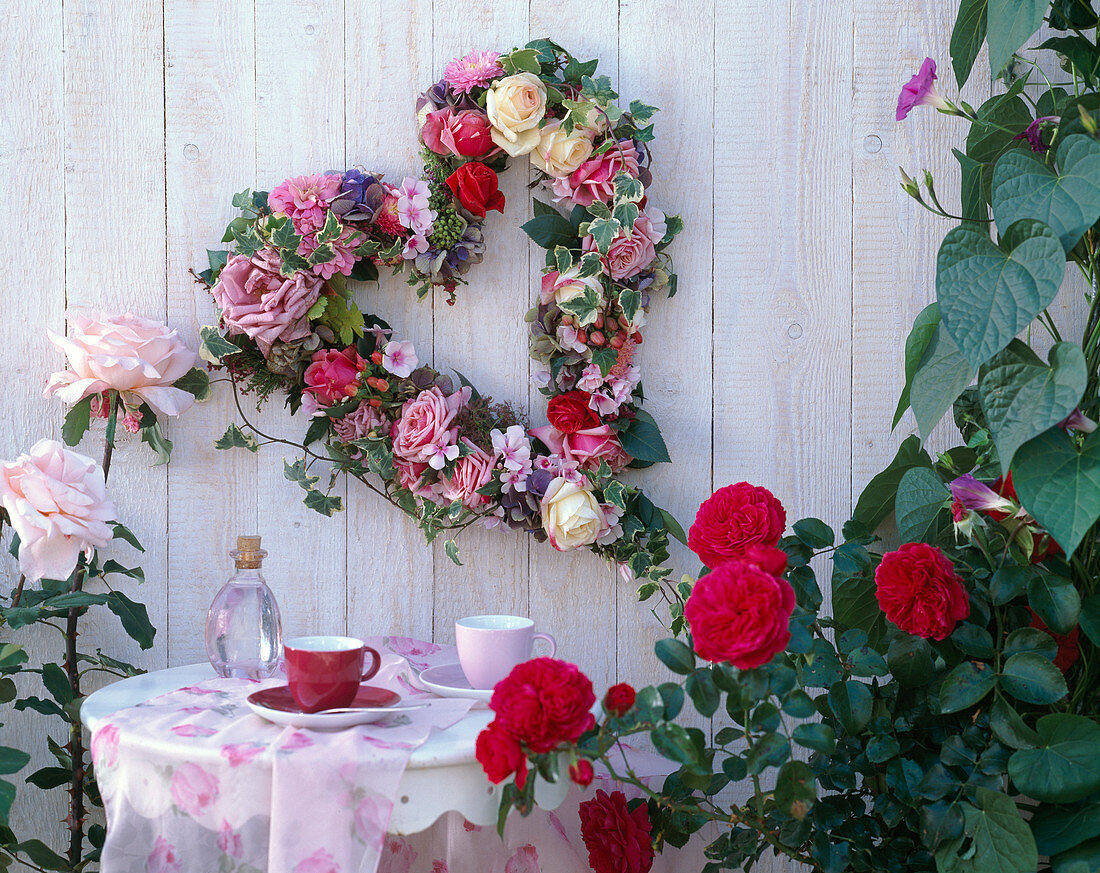 Drahtherz mit Rosenblüte, Hydrangea / Hortensien, Hedera