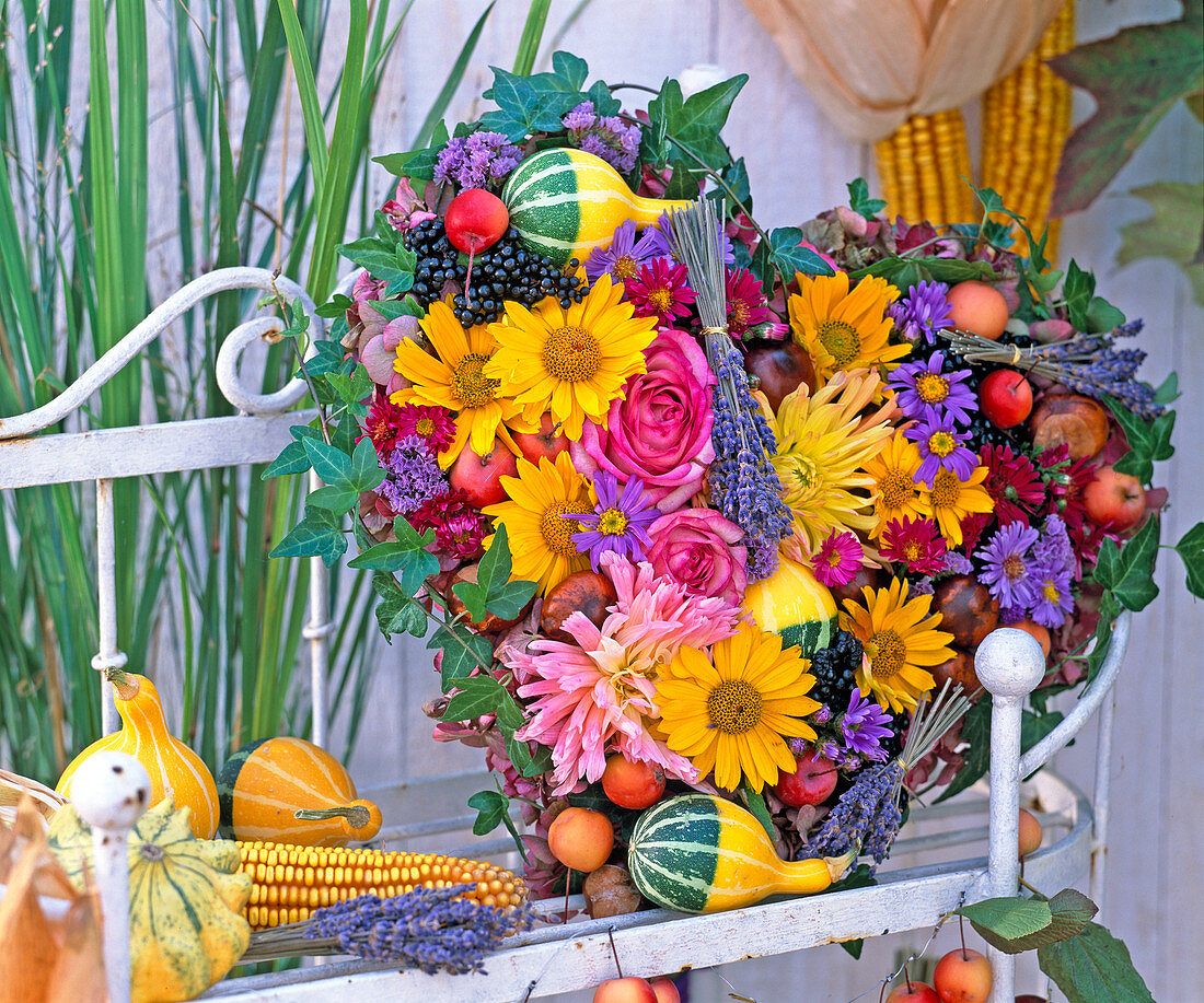 Spätsommerliches Herz mit Asternblüten, Rosen, Dahlien,