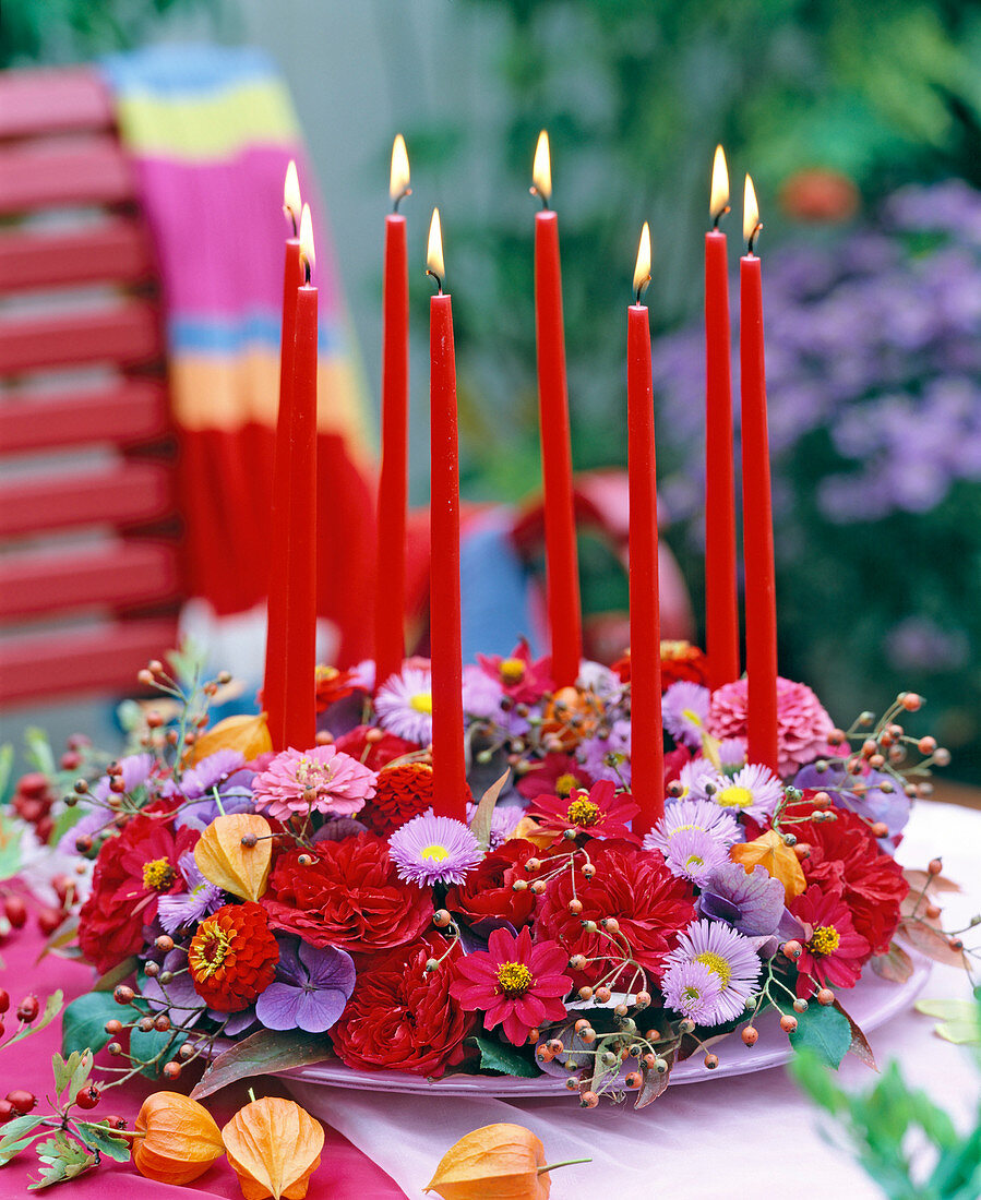 Tischkranz mit Kerzen, Astern und Zinnien