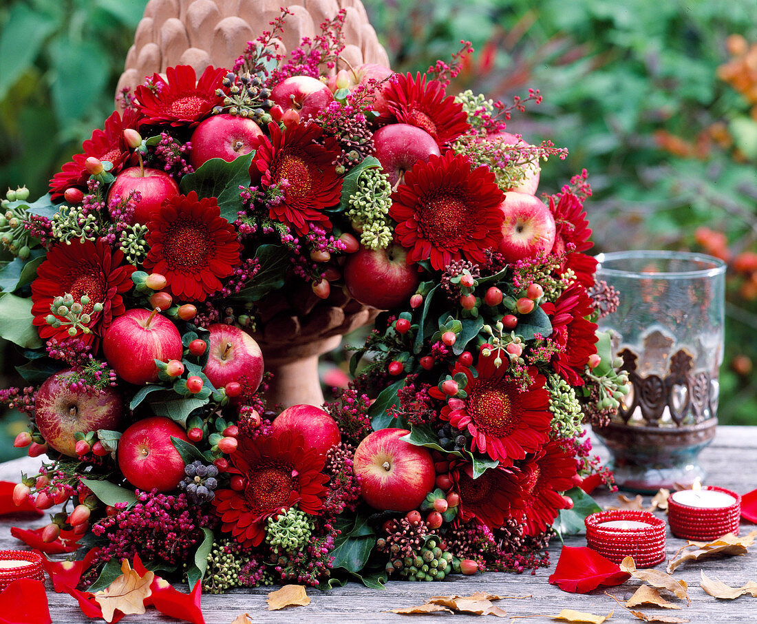 Gerbera wreath, ornamental apples (Malus), Erica and ivy (Hedera)