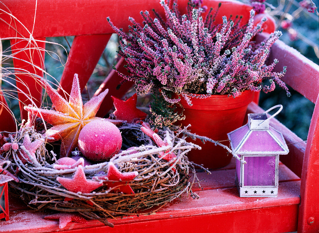 Wreath with larch branches, stars, balls, Calluna on red bench