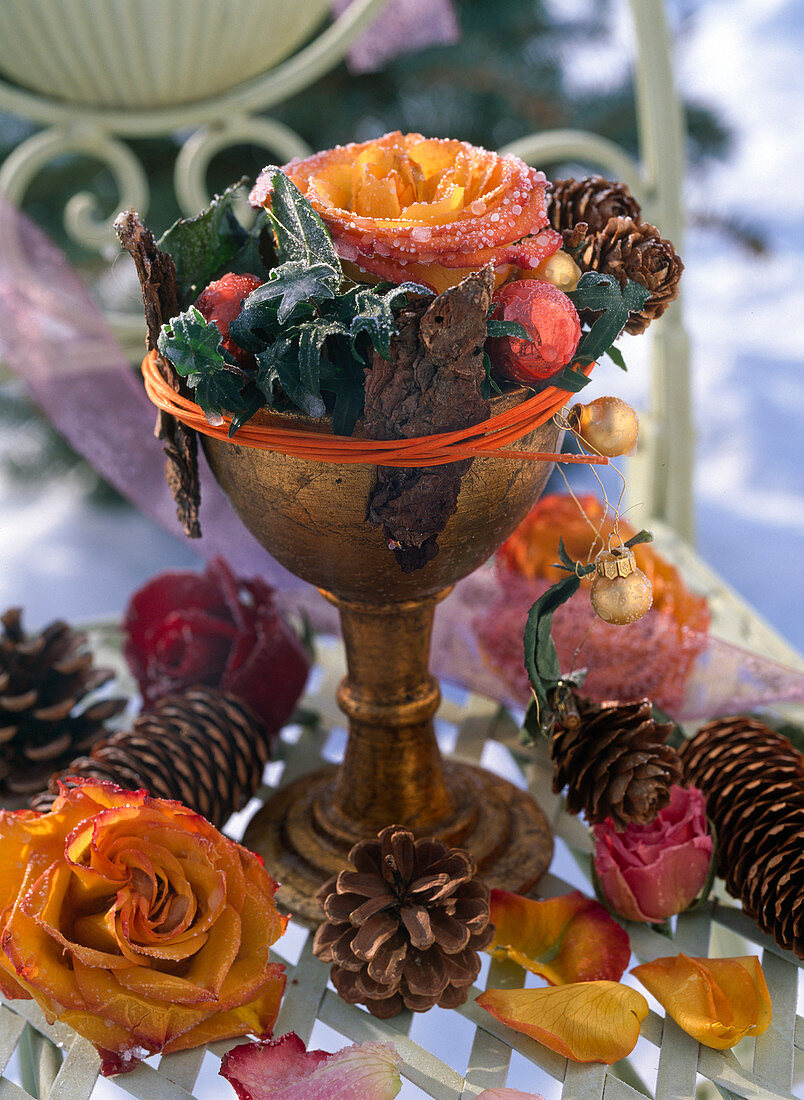 Goldpokal mit Rosa / Rosenblüte, Hedera / Efeu und Zapfen im Rauhreif