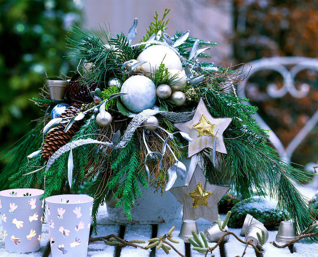 Advent arrangement with branches and tree decorations