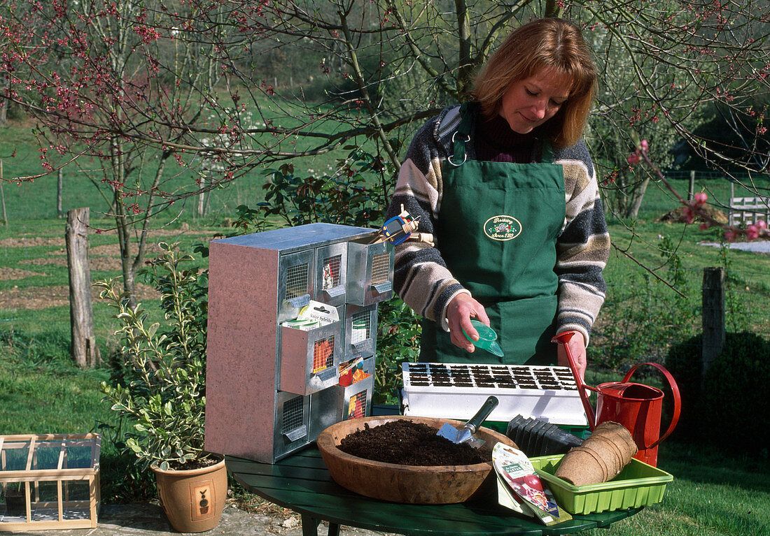 Sowing various types of vegetables in multi-pot plates with a sewing aid