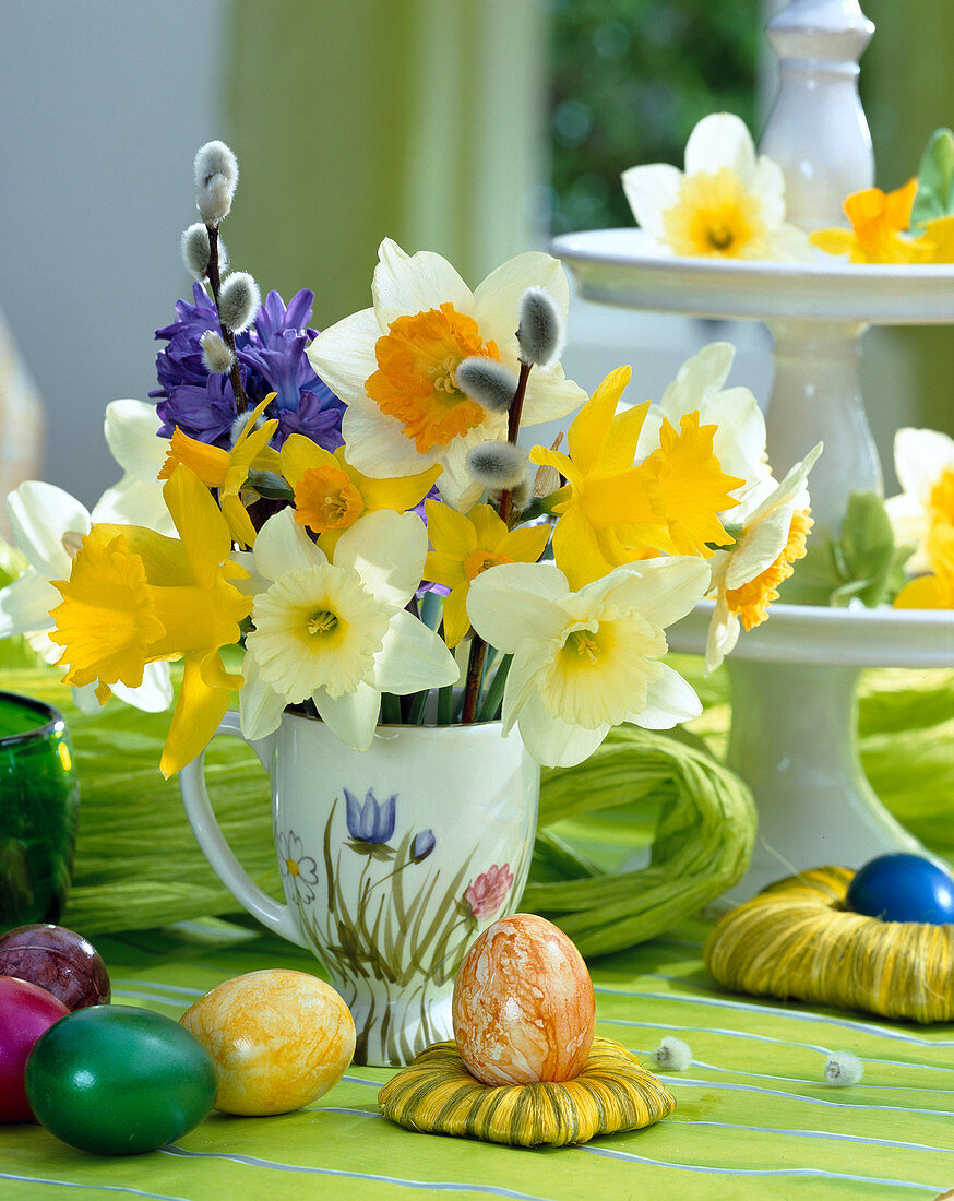 Easter table decoration, bouquet with narcissus