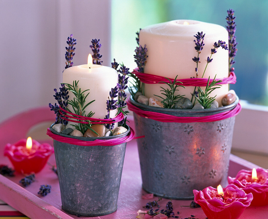 Kerzen in Zinktöpfen dekoriert mit Lavandula (Lavendel)