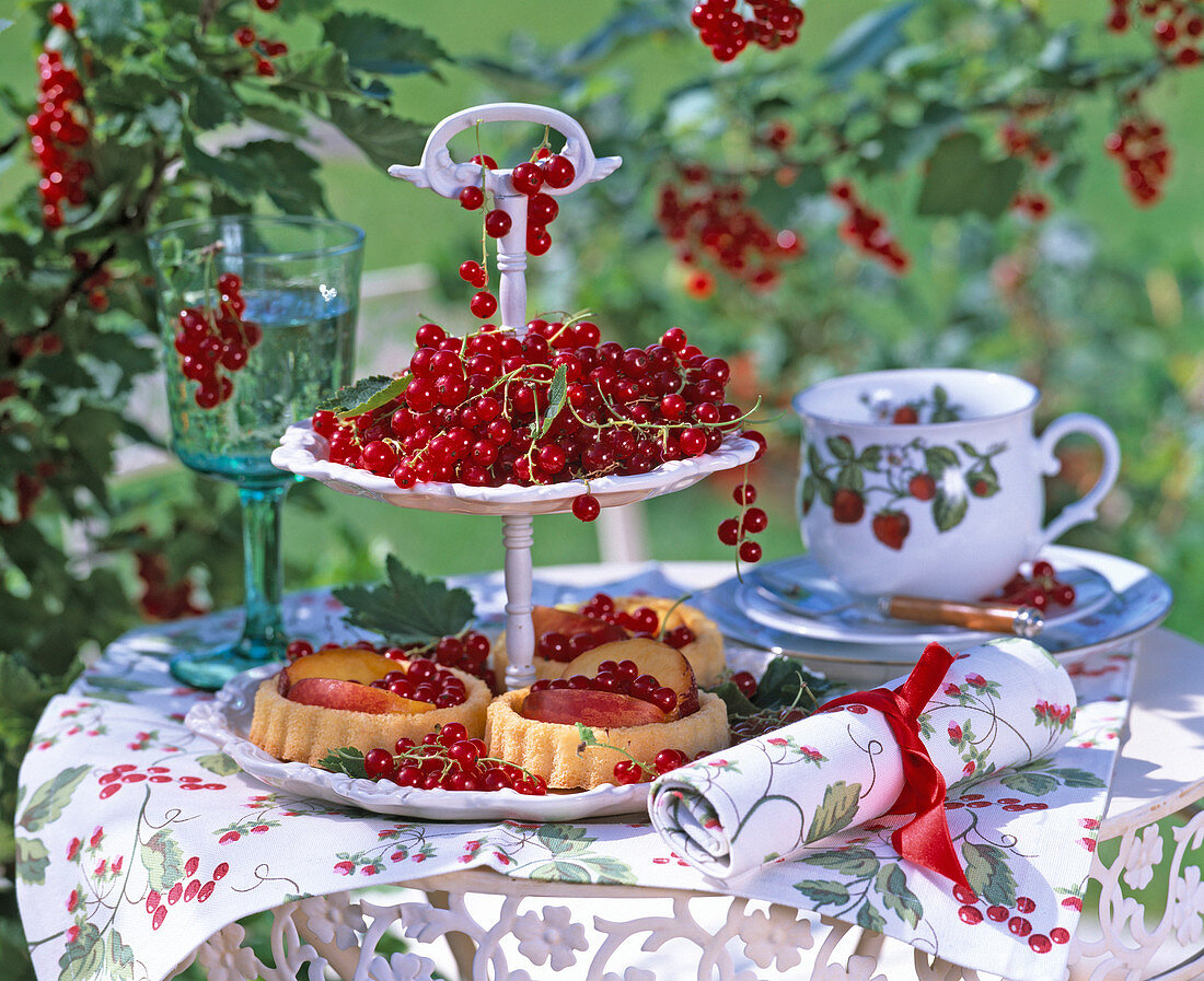 Tisch mit Porzellanetagere, Ribes (roten Johannisbeere)