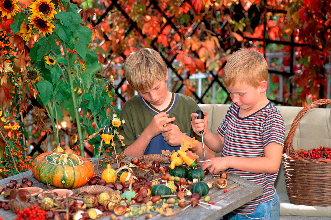 Children making figures from ornamental gourds and chestnuts