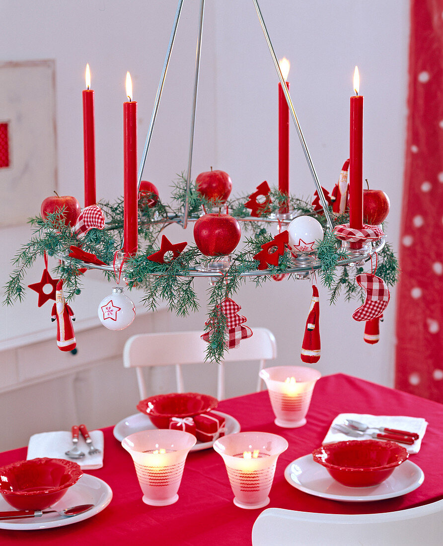 'Hanging Advent wreath; Metal wreath with red candles'