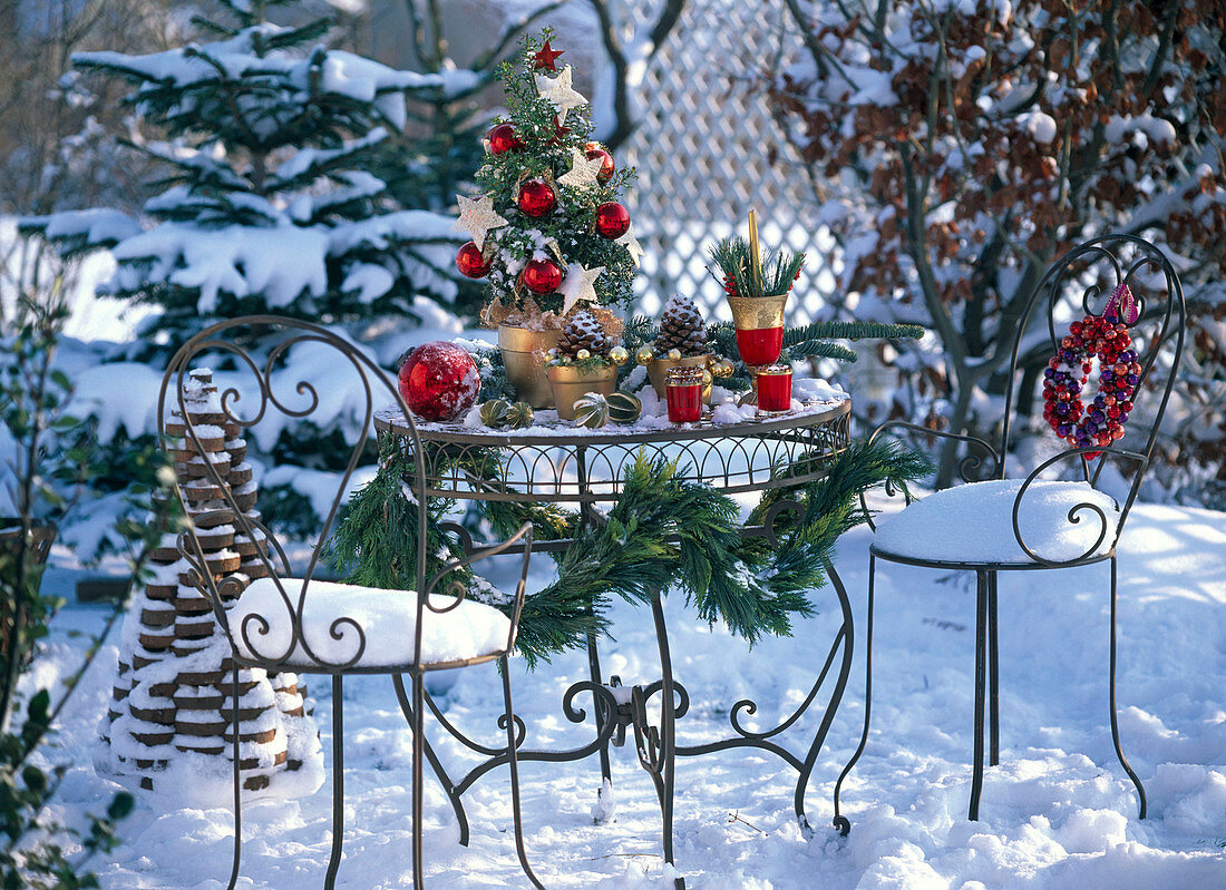 Garten weihnachtlich mit Metallgarnitur und dekoriertem Tisch