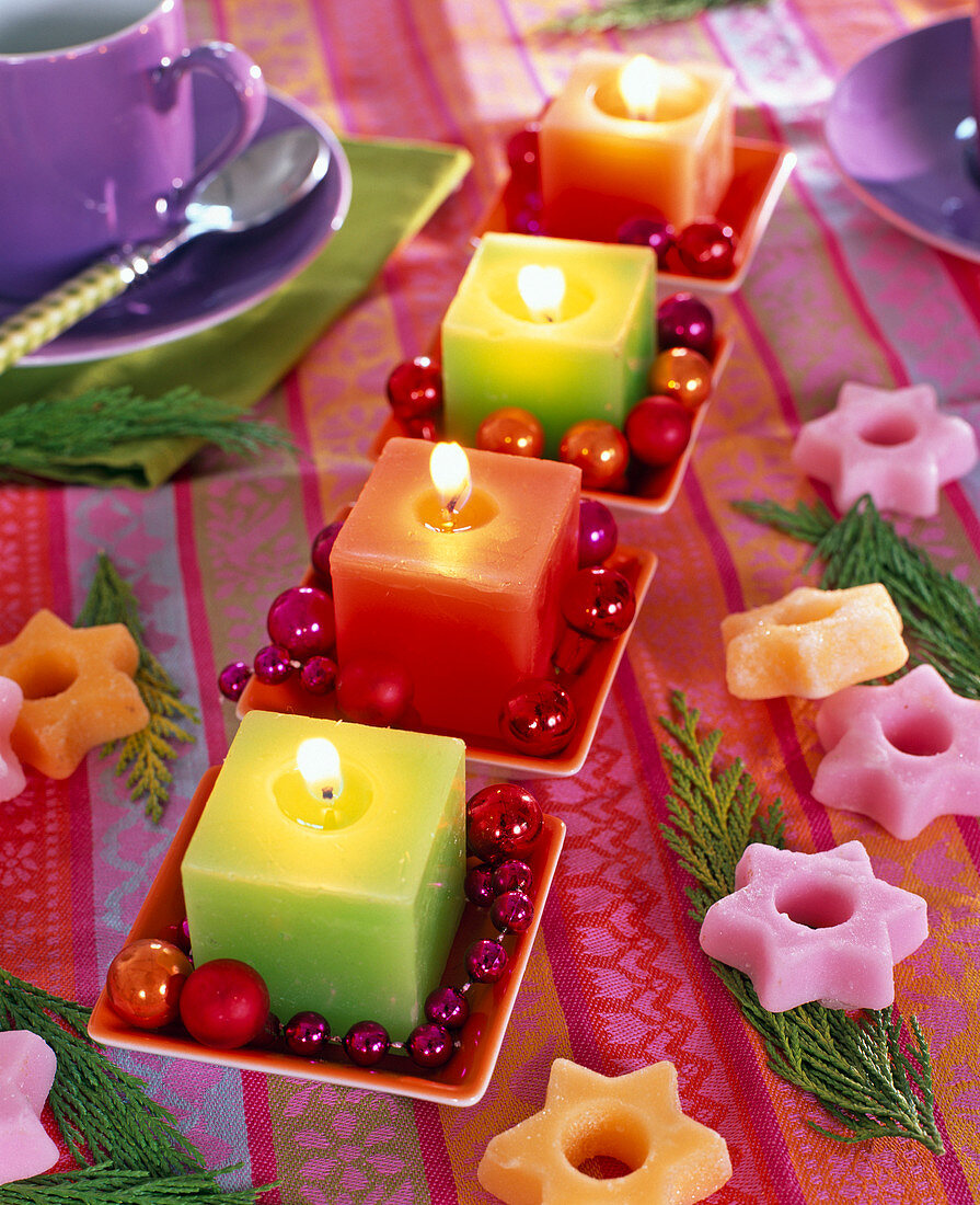 Moderner Adventskranz mit bunten Kerzen