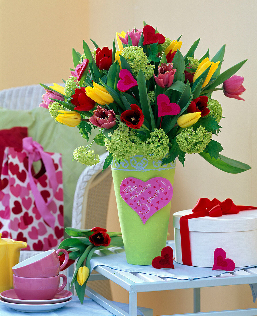 Strauß aus Tulipa (Tulpen, gelb und rot), Viburnum (Schneeball), Herzen