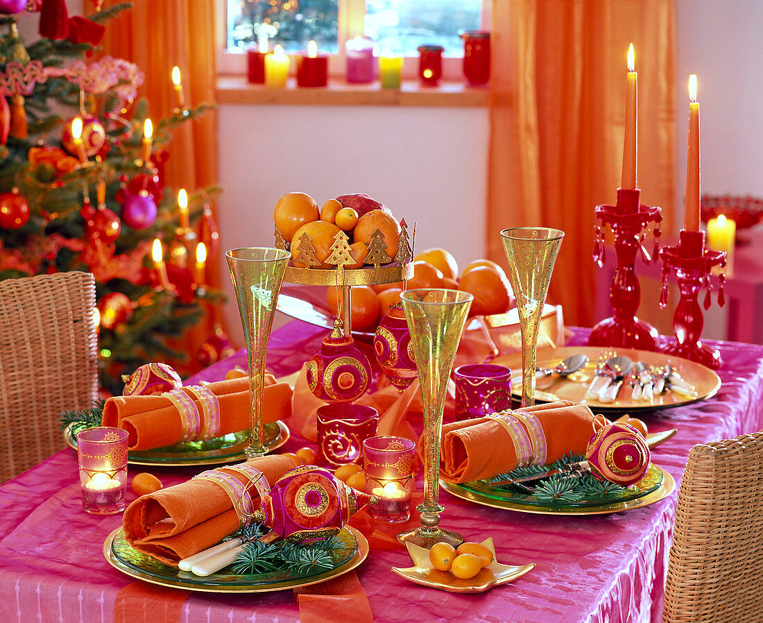 Orientalische Weihnachtstischdeko: Orange Servietten zusammengerollt