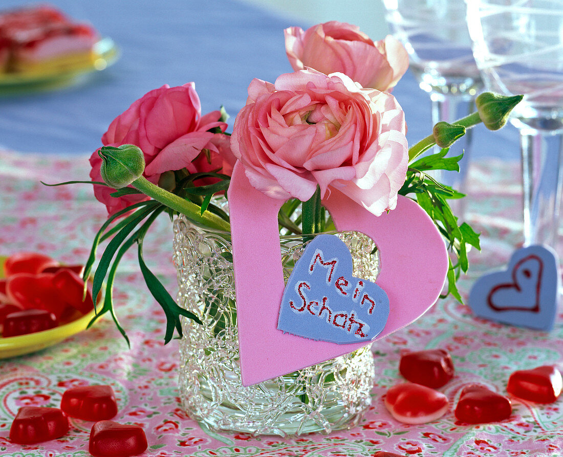 Ranunculus (Ranunkeln, rosa) in Reliefglas, Herz aus Moosgummi, Valentin