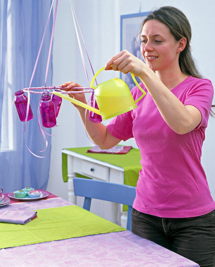 Hängende Tischdeko in pinken Flaschen: 1/3