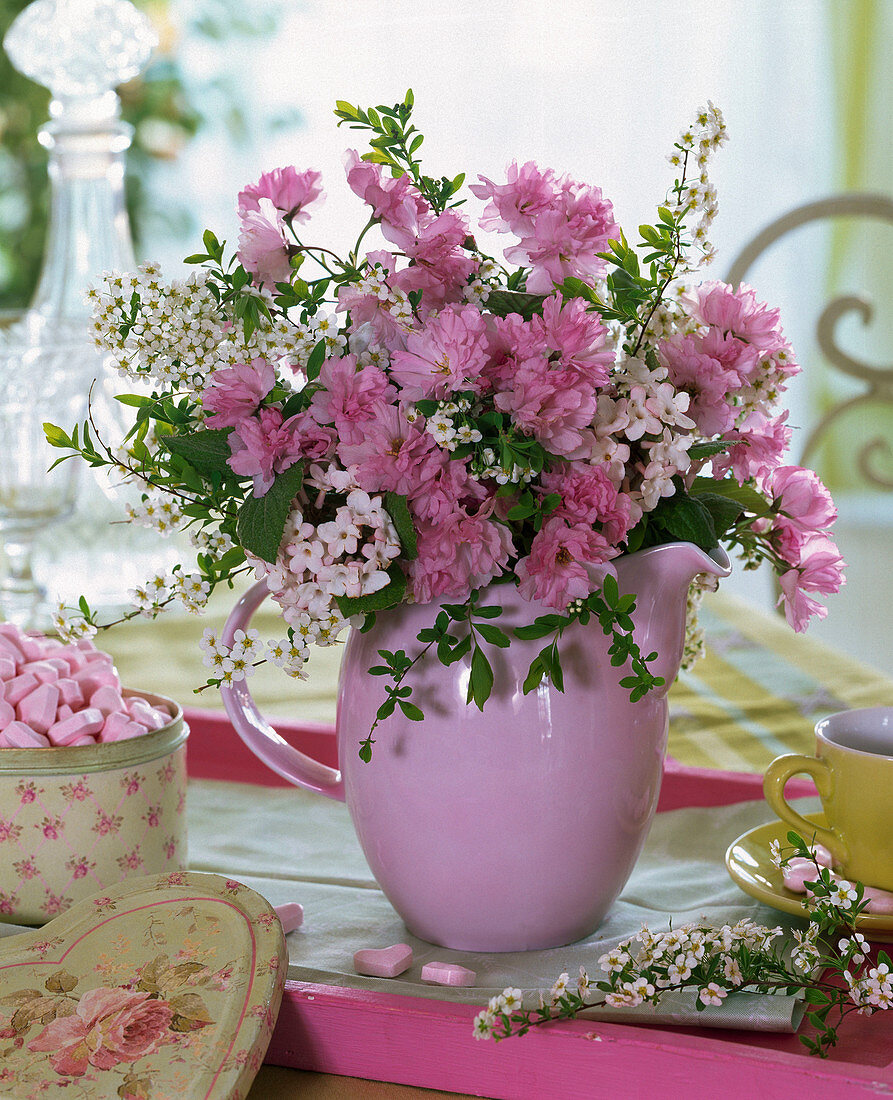 Strauß aus Prunus (Zierkirsche, gefüllt), Spiraea (Spierstrauch), Viburnum