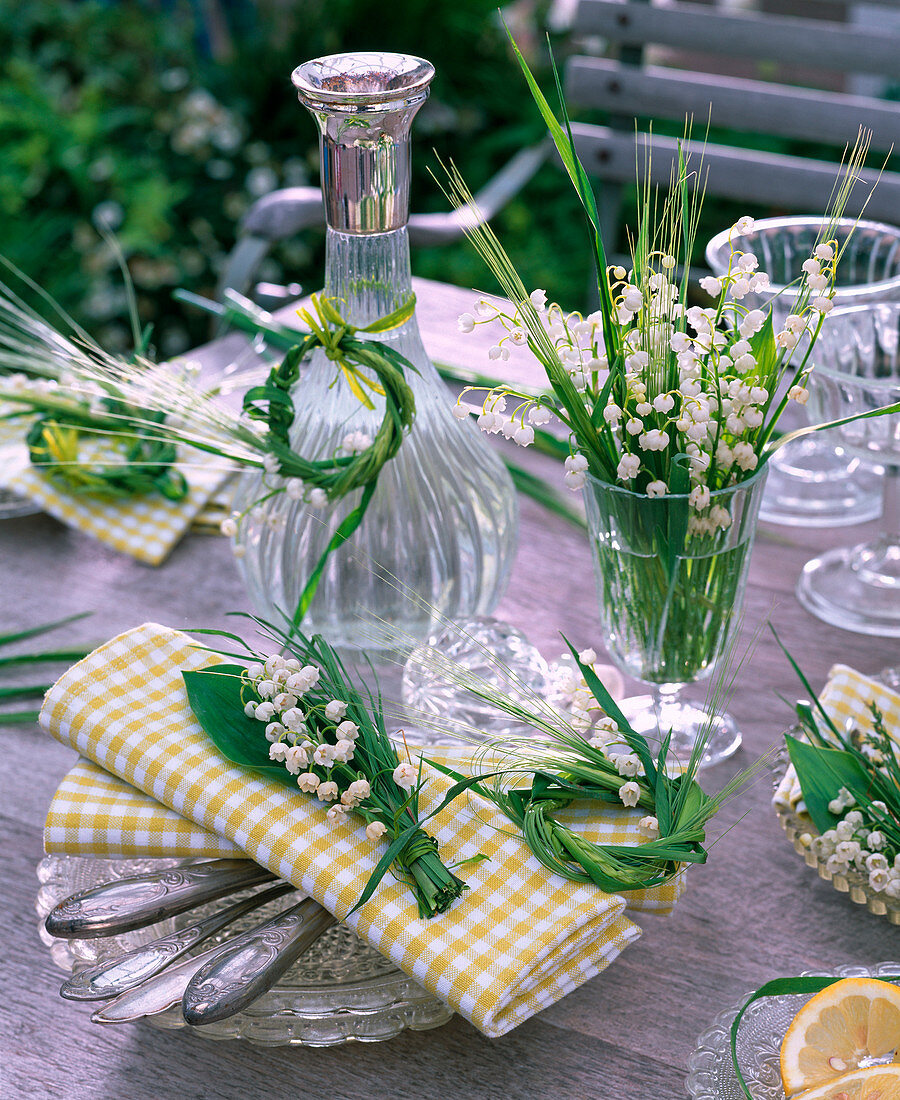 Strauß und Kränze aus Convallaria majalis (Maiglöckchen)