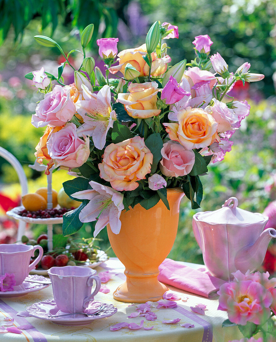 Strauß aus Rosa (Rosen), Lilium (Lilien), Campanula (Glockenblume)
