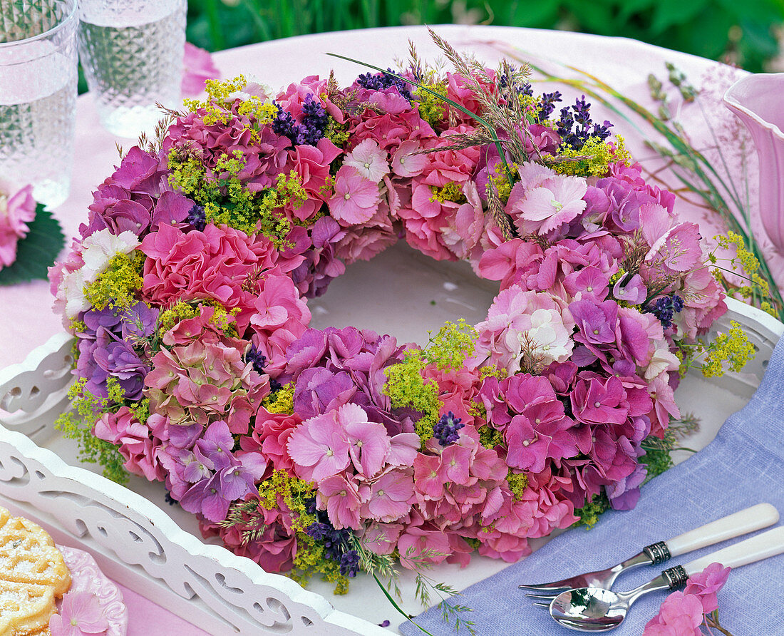 Hortensienkranz mit Frauenmantel und Lavendel: 3/3