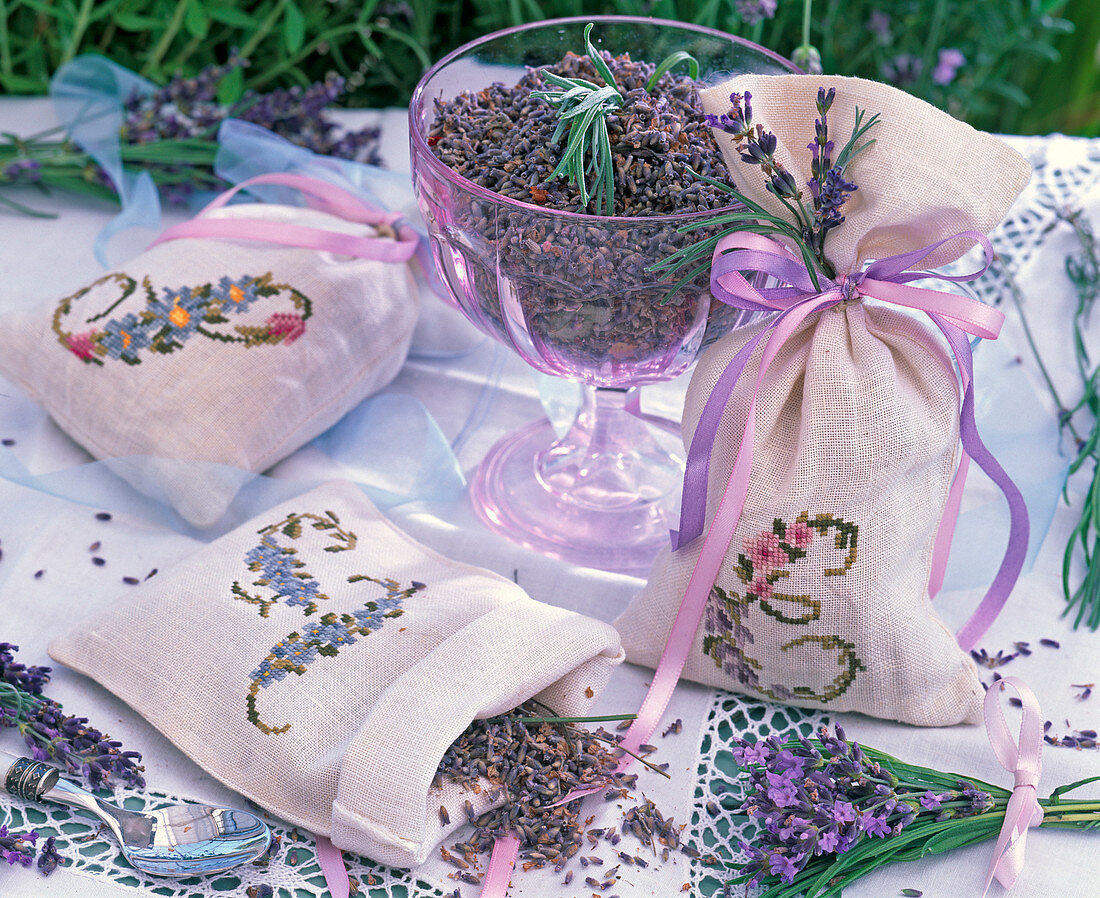 Lavandula (Lavendel) getrocknet in Glasschale und in bestickten Duftkissen