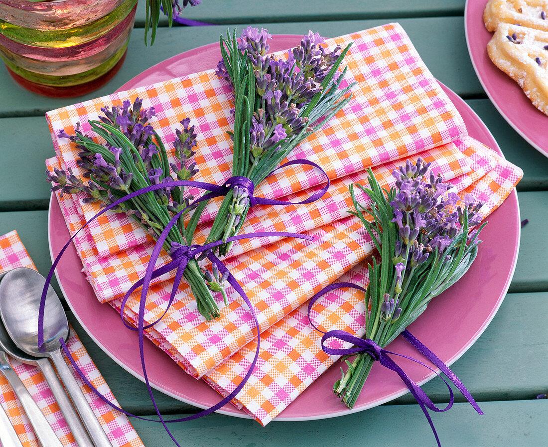 Sträuße mit Lavandula (Lavendel) auf karierten Servietten auf rosa