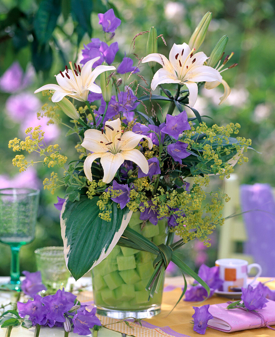 Strauß mit Lilium (Lilien, gelb), Campanula (Glockenblumen), Alchemilla