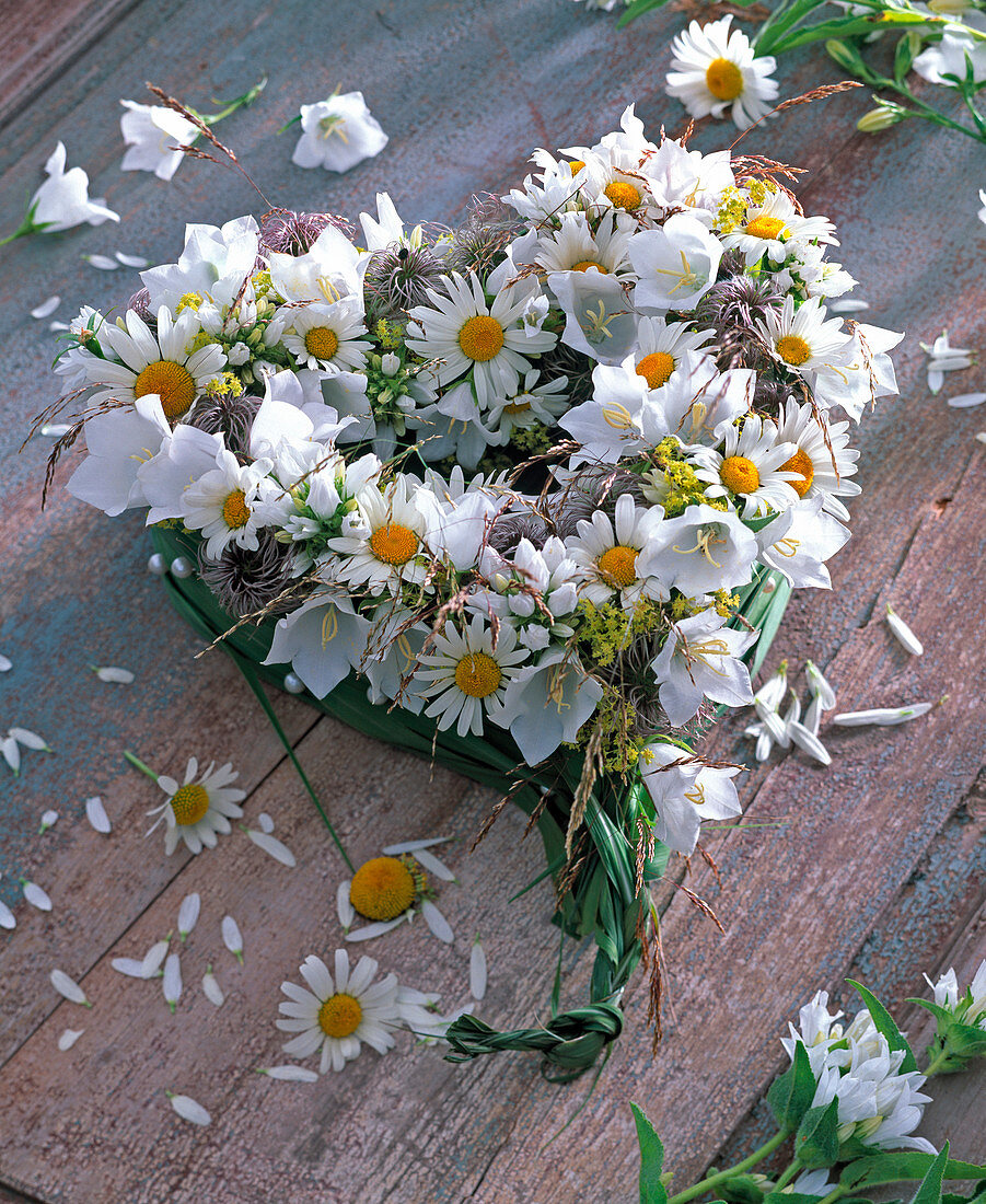 Herz aus Argyranthemum (Margeriten), Campanula (Glockenblumen, weiß)