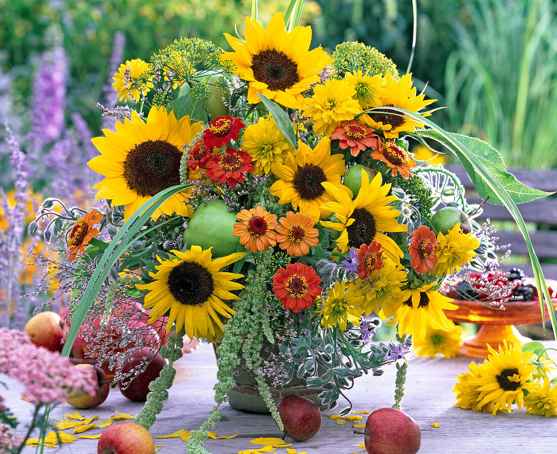 Spätsommerstrauß mit Helianthus (Sonnenblumen), Zinnia (Zinnien)