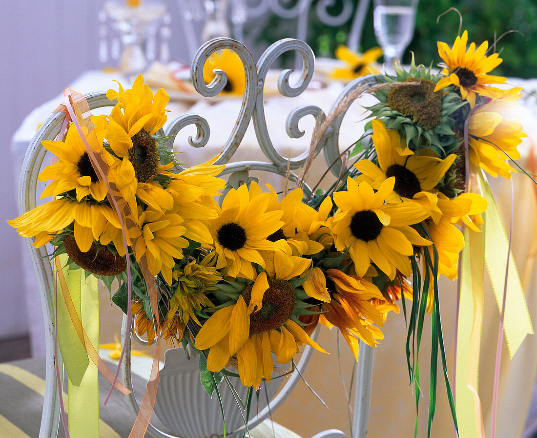 Girlande aus gelben Blüten von Helianthus (Sonnenblumen)