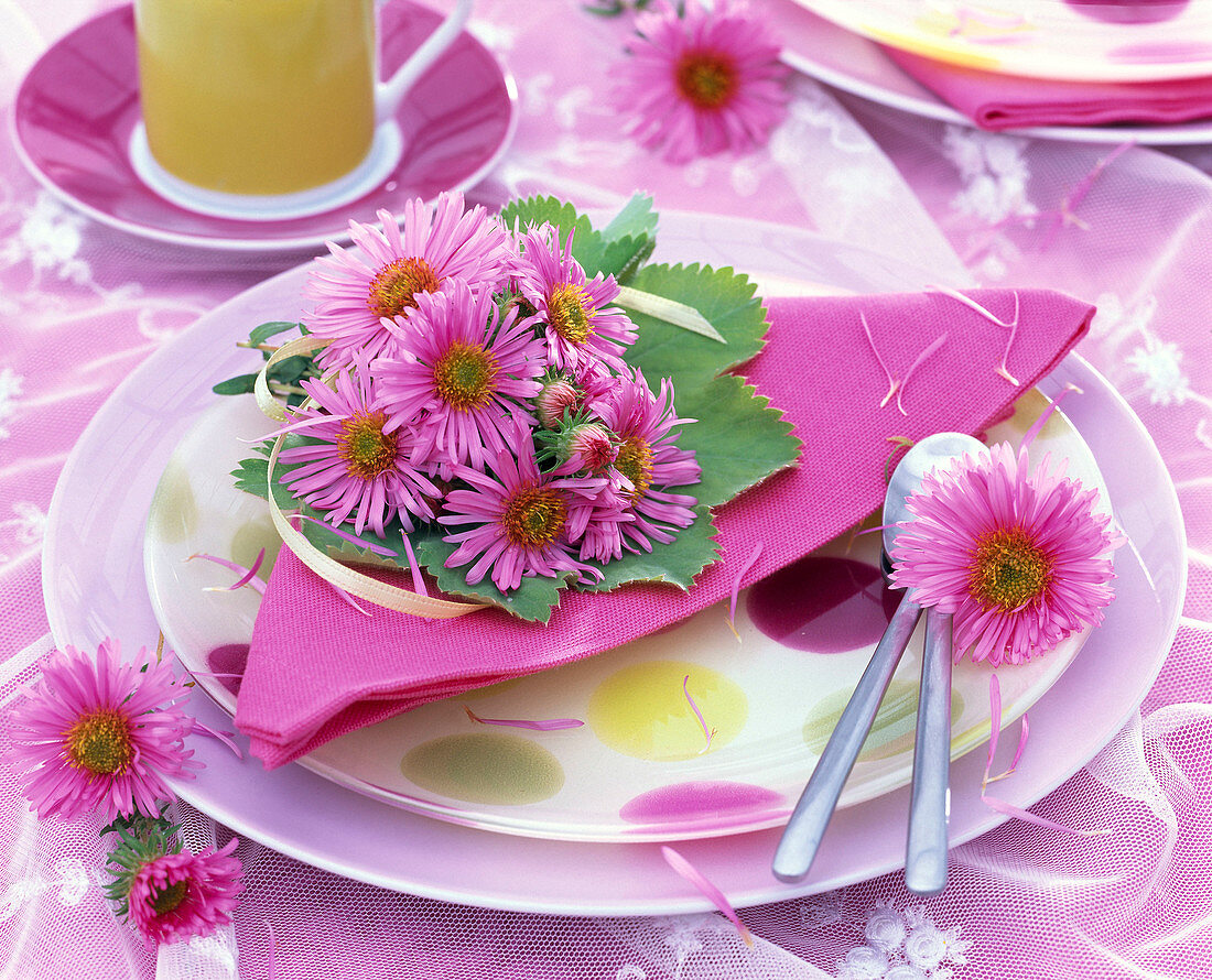 Napkin decoration with asters