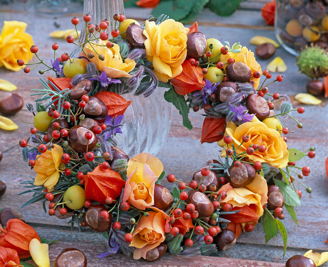 Herbstlicher Kranz mit Rosa (Rosen und Hagebutten), Physalis und Kastanien