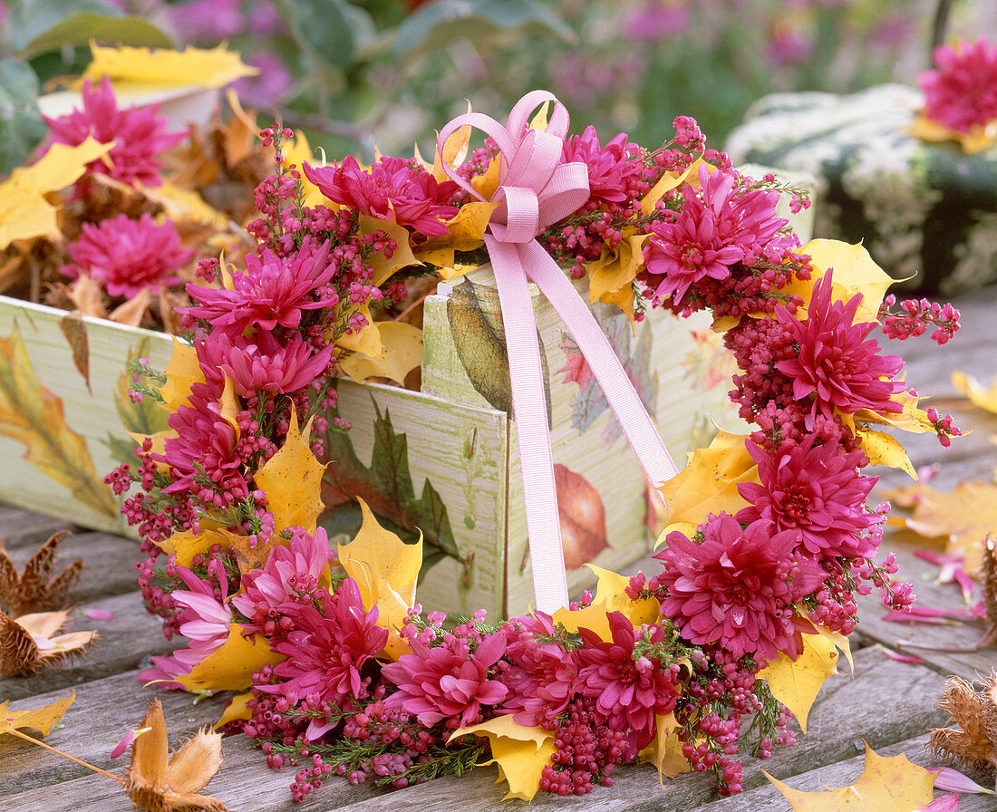 Kranz aus Chrysanthemum (Herbstchrysanthemen), Erica (Heide), Herbstlaub