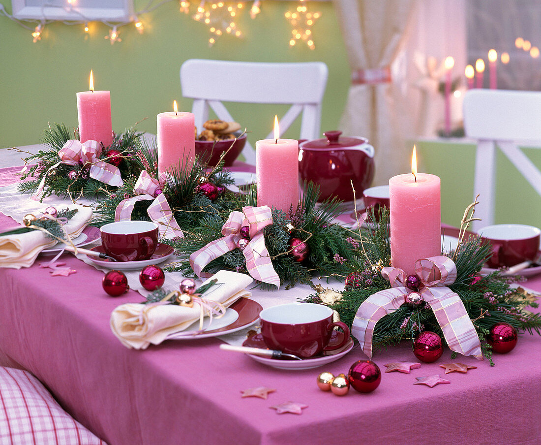 Adventskranz aus rosa Kerzen in Gestecken aus Calluna (Heide), Cryptomeria