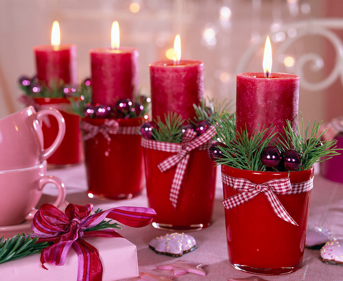 Adventskranz mit Pinus (Kiefer), roten Kerzen, Weihnachtsbaumschmuck, Schleife