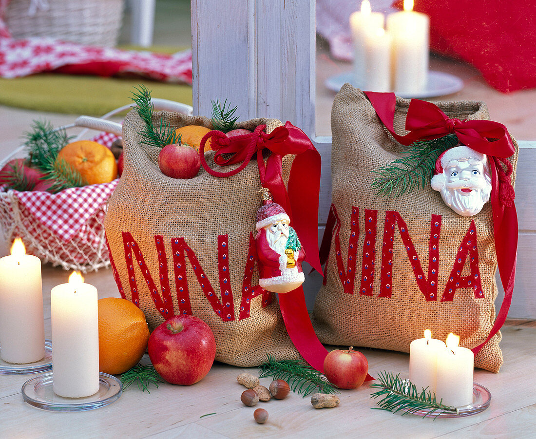 Nikolaus - Säcke mit Namen 'Anna' und 'Nina' gefüllt mit Citrus (Orangen)