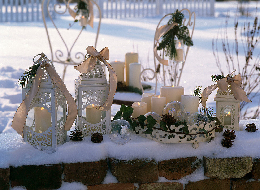 Laternen mit Schleifen, Tablett mit Kerzen, Ranke von Hedera (Efeu), Glaskugeln